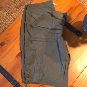 WOMENS OLIVE GREEN BERMUDA CARGO SHORTS SIZE 18W